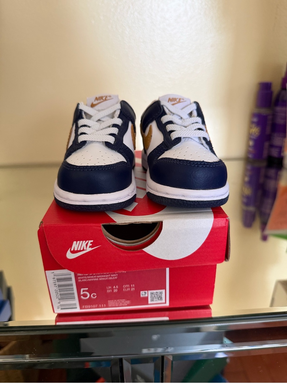 Nike Kids Low-Top Sneakers in White, Navy & Gold